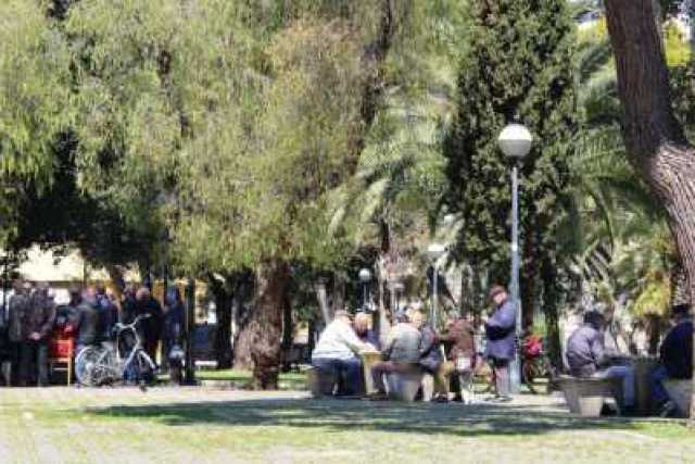 Bari, rischio assembramenti: chiusi Piazza Garibaldi e altri giardini